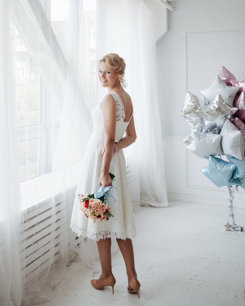 Короткое кружевное платье невесты