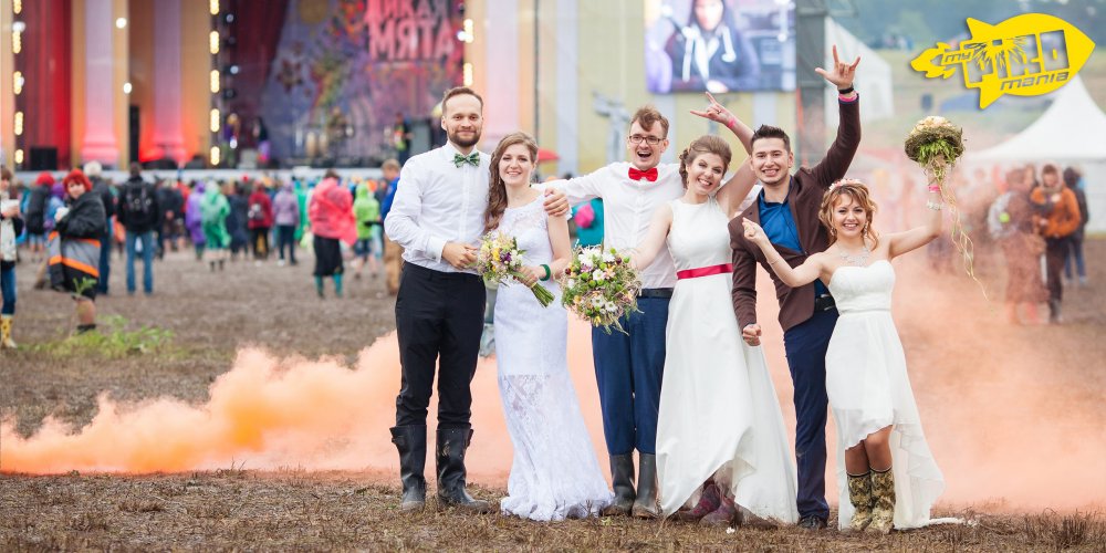 Фото с цветным дымом - необычные идеи и красивое воплощение для свадебной фотосессии. 