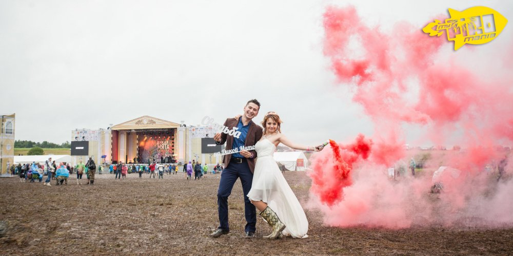 Фото с цветным дымом - необычные идеи и красивое воплощение для свадебной фотосессии. 
