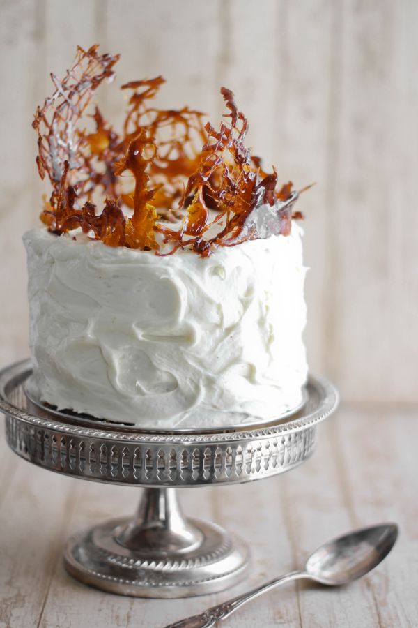 Свадебный торт с композицией из карамели