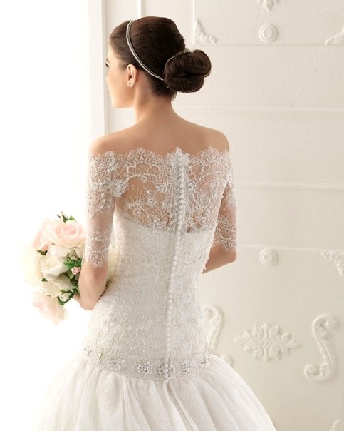 Платье невесты с удлиненной талией и открытыми плечами