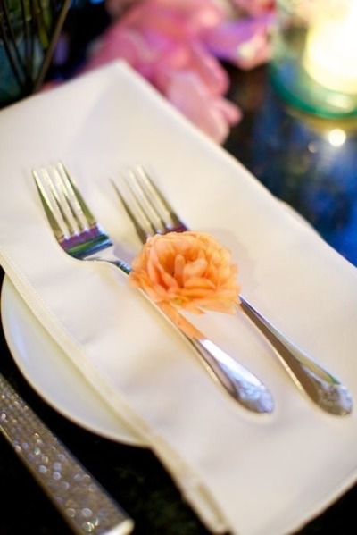 Цветок в декоре свадебного стола